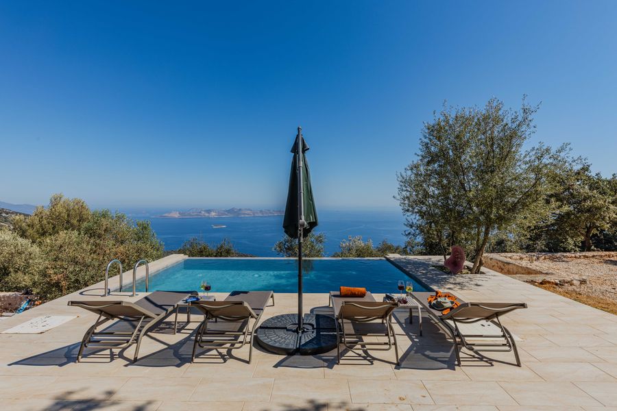 Piscine silencieuse avec vue sur la mer