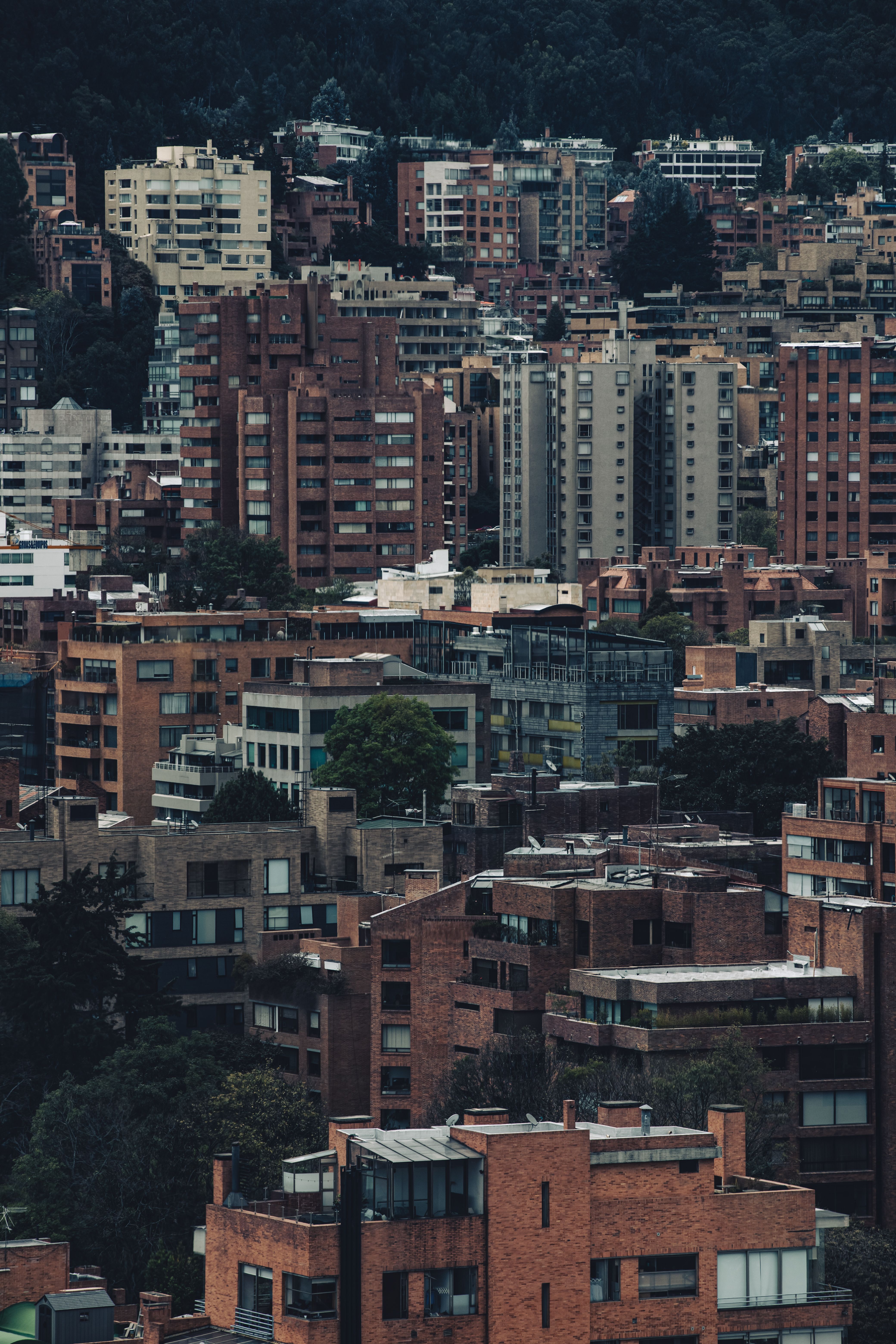 A city with many buildings and trees in the background · Free Stock Photo