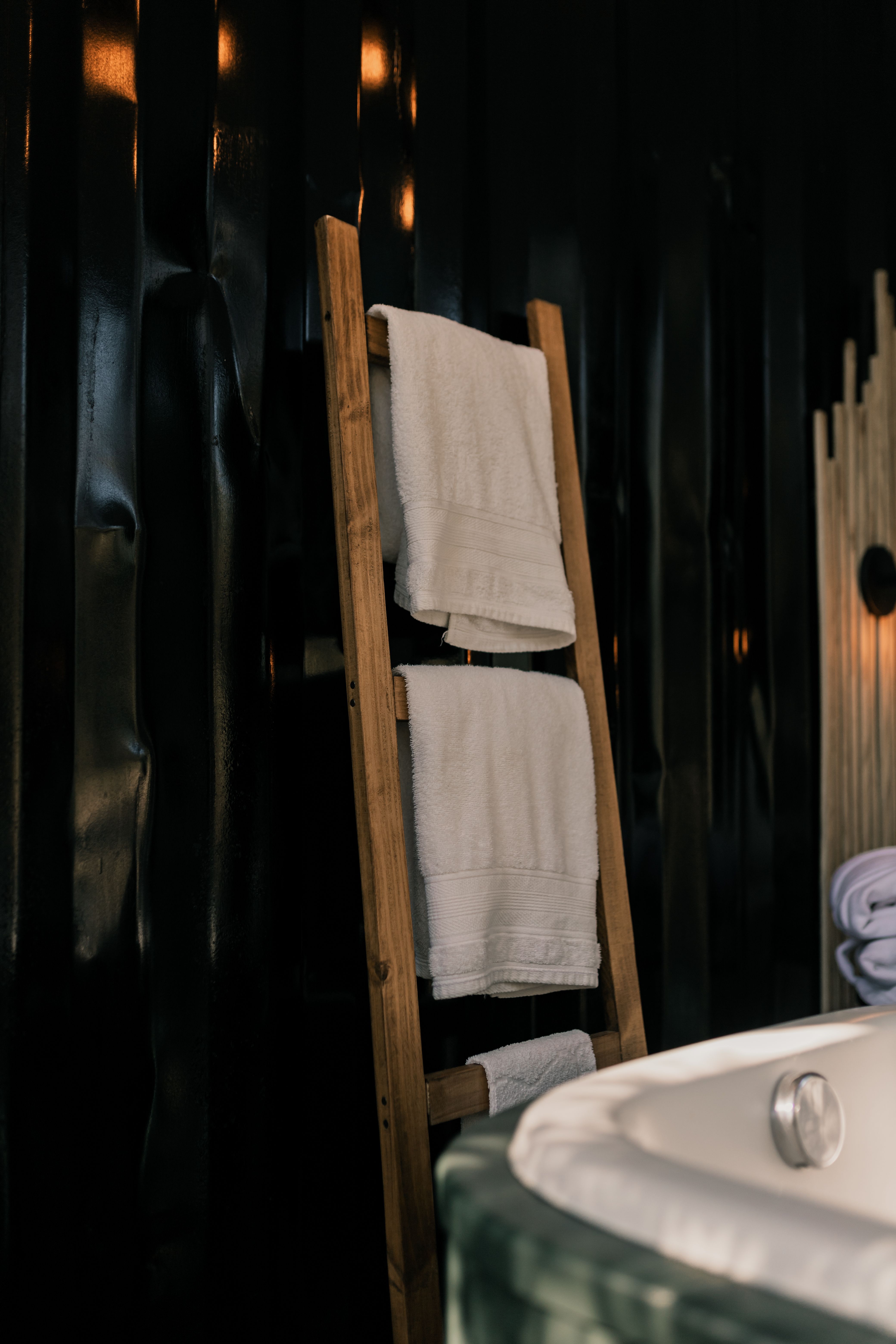 Prosoape albe pe o scara de lemn intr-o baie cu lumina calda de seara - Little Paris Atelier