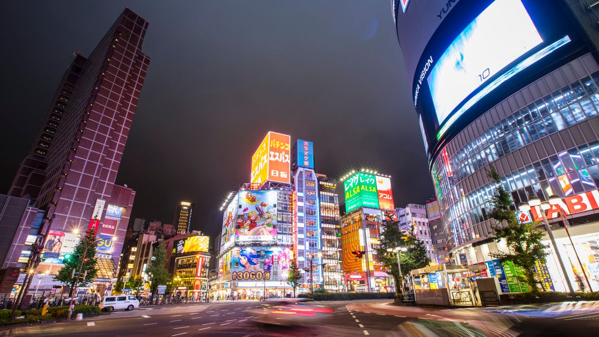 ネオンが光る夜の繁華街