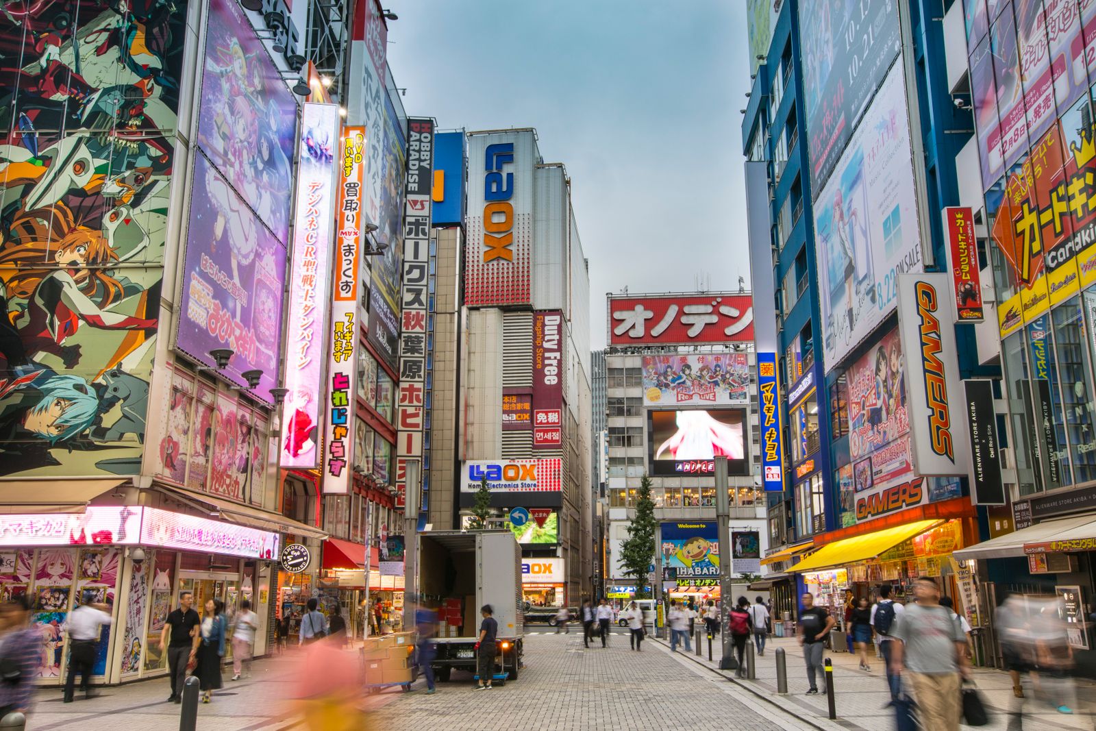 Kawasan pertokoan dan budaya pop di tempat belanja anime Akihabara Tokyo