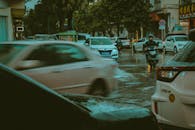 中国城市雨天的交通动态场面，突显了运动与能量