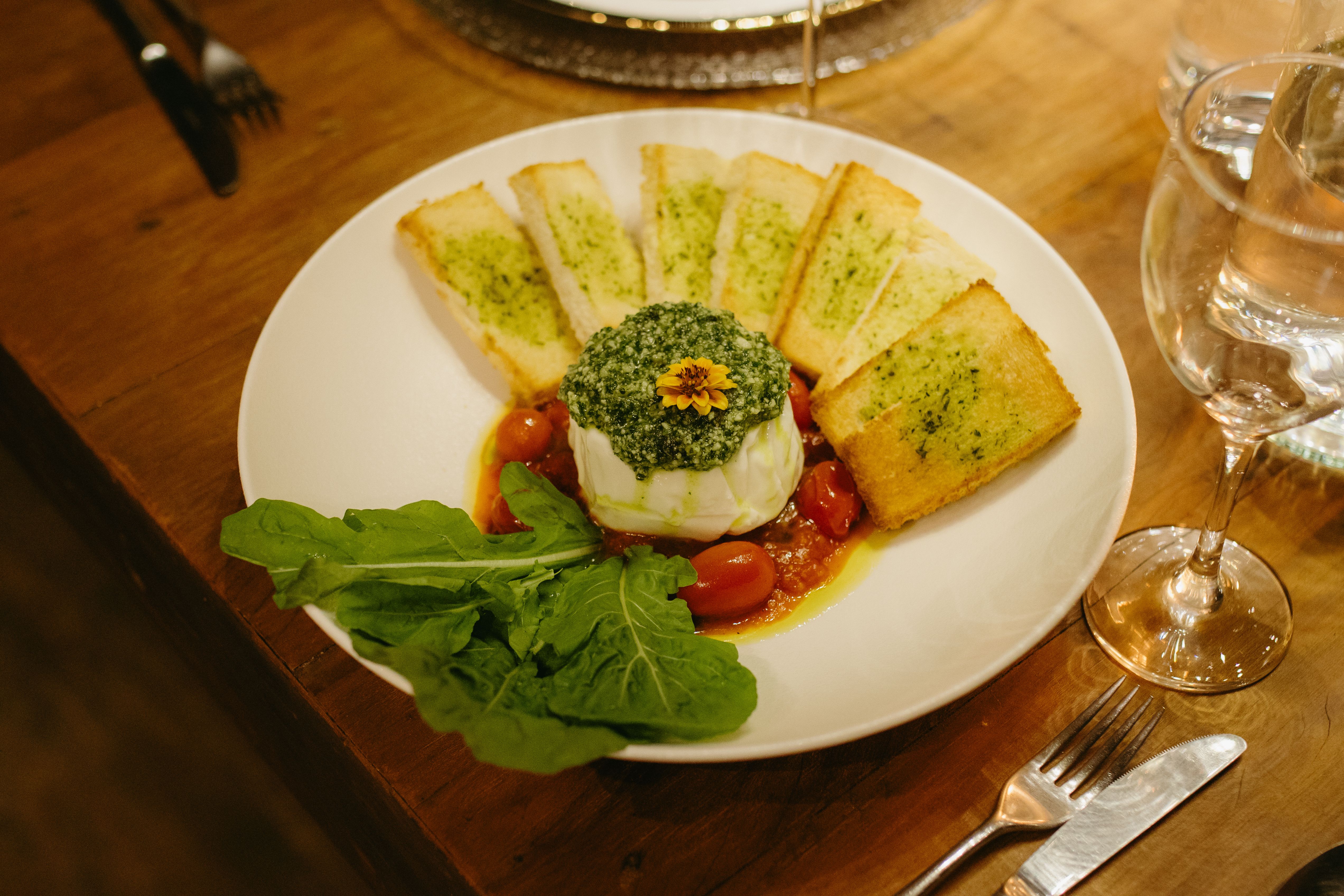 photo-gratuite-de-art-culinaire-artisan-assiette-balsamique-basilic