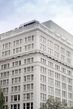 现代化办公楼外观的详细视图，白色立面经典，窗户众多