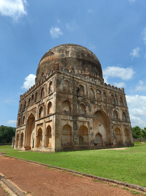 Free Capture of Gol Gumbaz, a striking example of Islamic architecture, with clear blue skies. Stock Photo