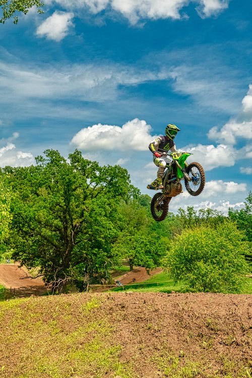 Mann, Der Motocross Dirt Bike Reitet