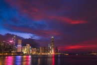 暮色中，香港色彩缤纷的天际线倒映在水面，展现着城市之美