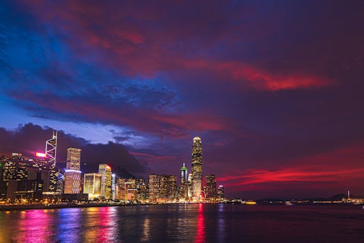 暮色中，香港色彩缤纷的天际线倒映在水面，展现着城市之美