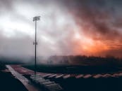 日落时分，运动场上雾气缭绕，云层优美，气氛朦胧