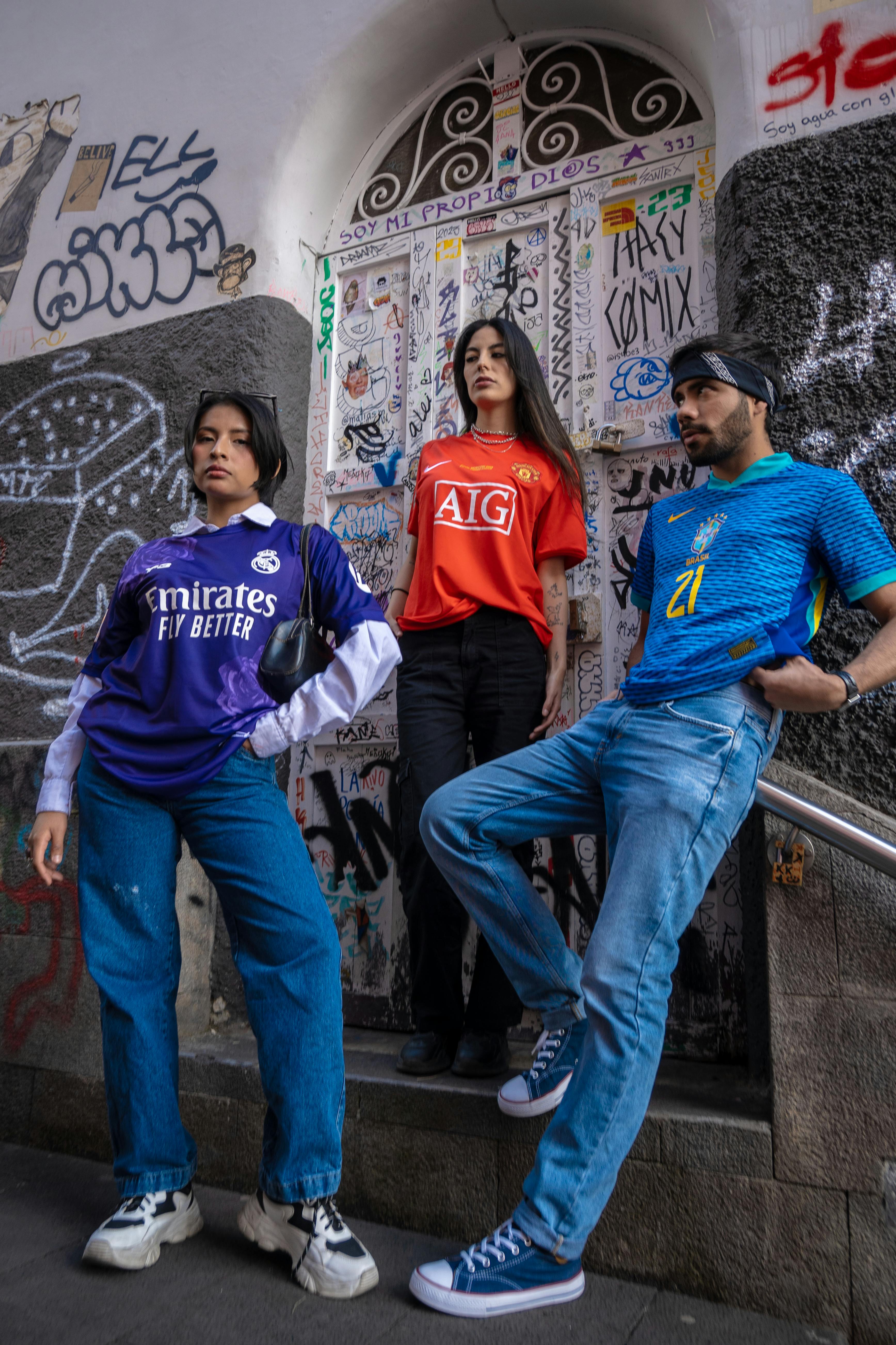 Aficionados al fútbol celebrando en la calle