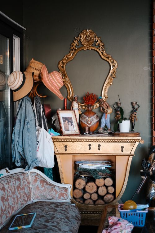 Free A cozy, vintage interior featuring an ornate mirror, decorative fireplace, and classic furniture setup. Stock Photo