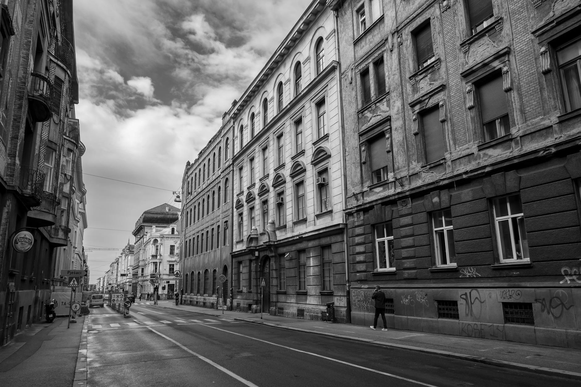 https://www.pexels.com/photo/a-black-and-white-photo-of-a-street-in-a-city-28071881/
