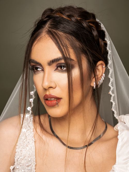 Free Stunning portrait of a bride with elegant makeup, jewelry, and a veil. Stock Photo