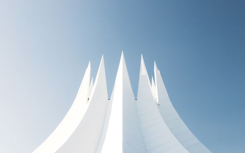 Free Minimalist view of the Tempodrom in Berlin with clear blue sky background, showcasing its modern design. Stock Photo