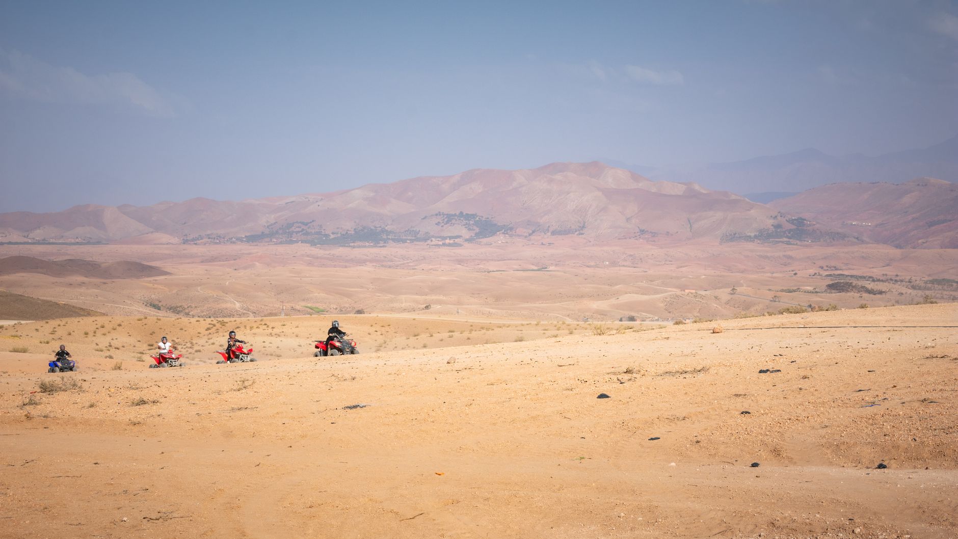 Photo : Luigi Maggio / Pexels Group of quad bikers exploring the vast Agafay desert near Marrakech, Morocco.