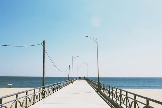 木板路向大海延伸，宁静的景色非常适合旅行和放松