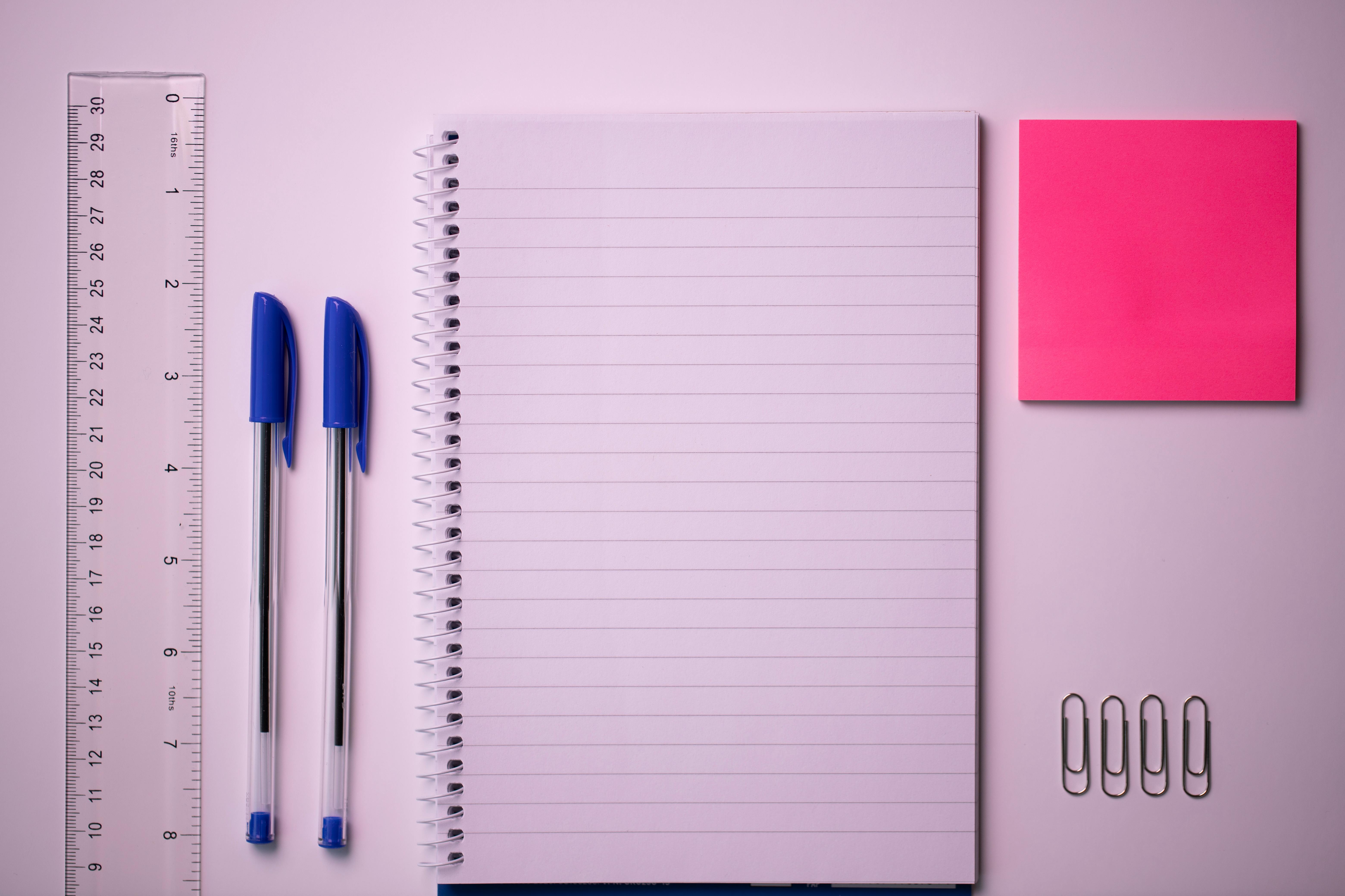 Gratis Fotos de stock gratuitas de accesorios de escritura, arreglo colorido, bloc de notas Foto de stock