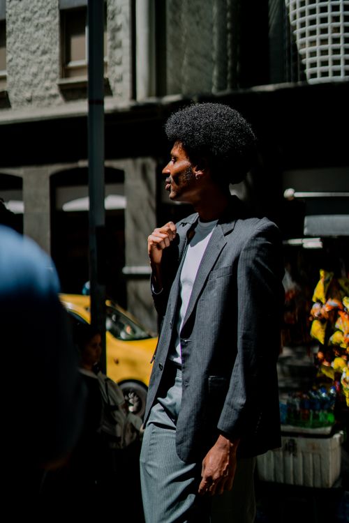 Homem Na Rua Homem Urbano Estiloso Caminhando Pelas Ruas Da Cidade · Foto ...