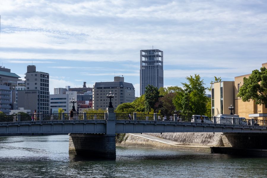 対応エリアである広島の市街地と川にかかる橋の風景