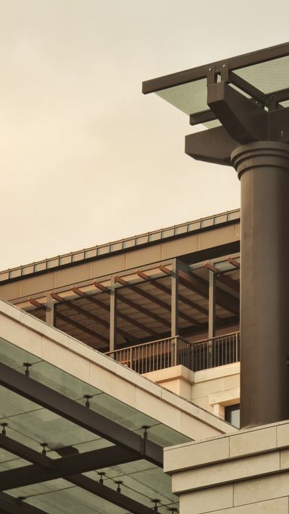 A building with a large column and a building · Free Stock Photo