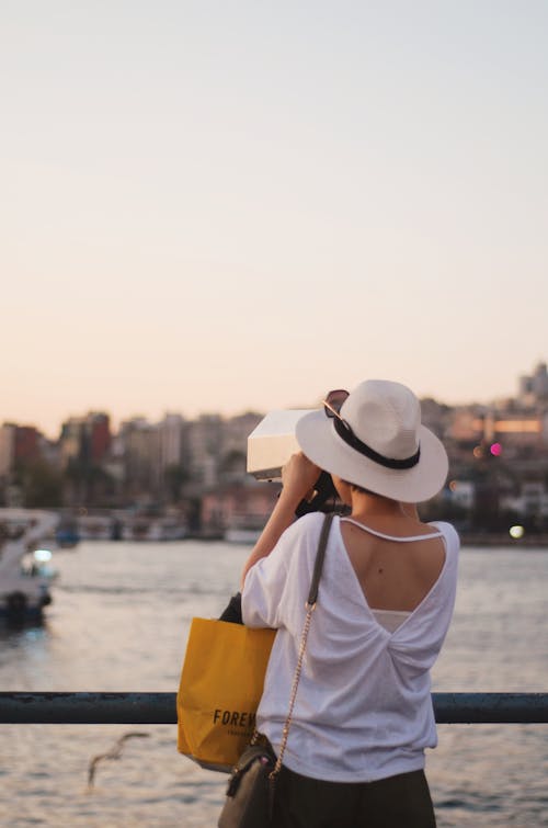 Fotobanka s bezplatnými fotkami na tému človek, exteriéry, fedora