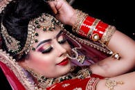 特写镜头展示了印度新娘华丽的珠宝和充满活力的传统服装