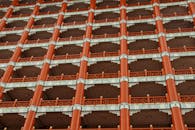 红白相间的中国建筑立面设计复杂，细节清晰可见