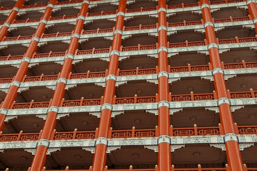 红白相间的中国建筑立面设计复杂，细节清晰可见