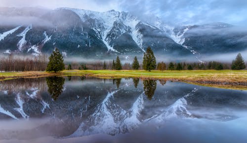 Szenisches Foto Der Schneebedeckten Berge Während Des Tages