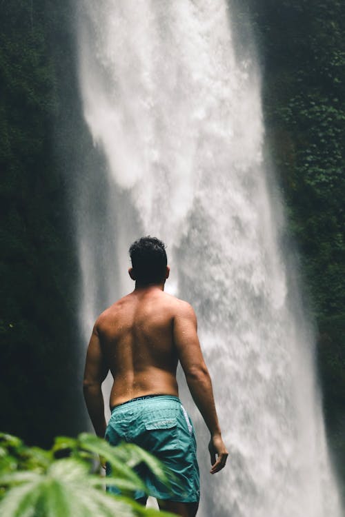 Человек смотрит на водопады