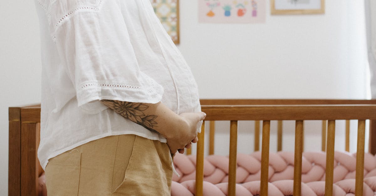 SOS Sono do Bebê de 3 Meses: 5 Estratégias Gentis para Dormir no Berço (Sem Colo e Sem Choro!) gentle mother calming baby in crib - bebê de 3 meses só dorme no colo acorda chorando berço