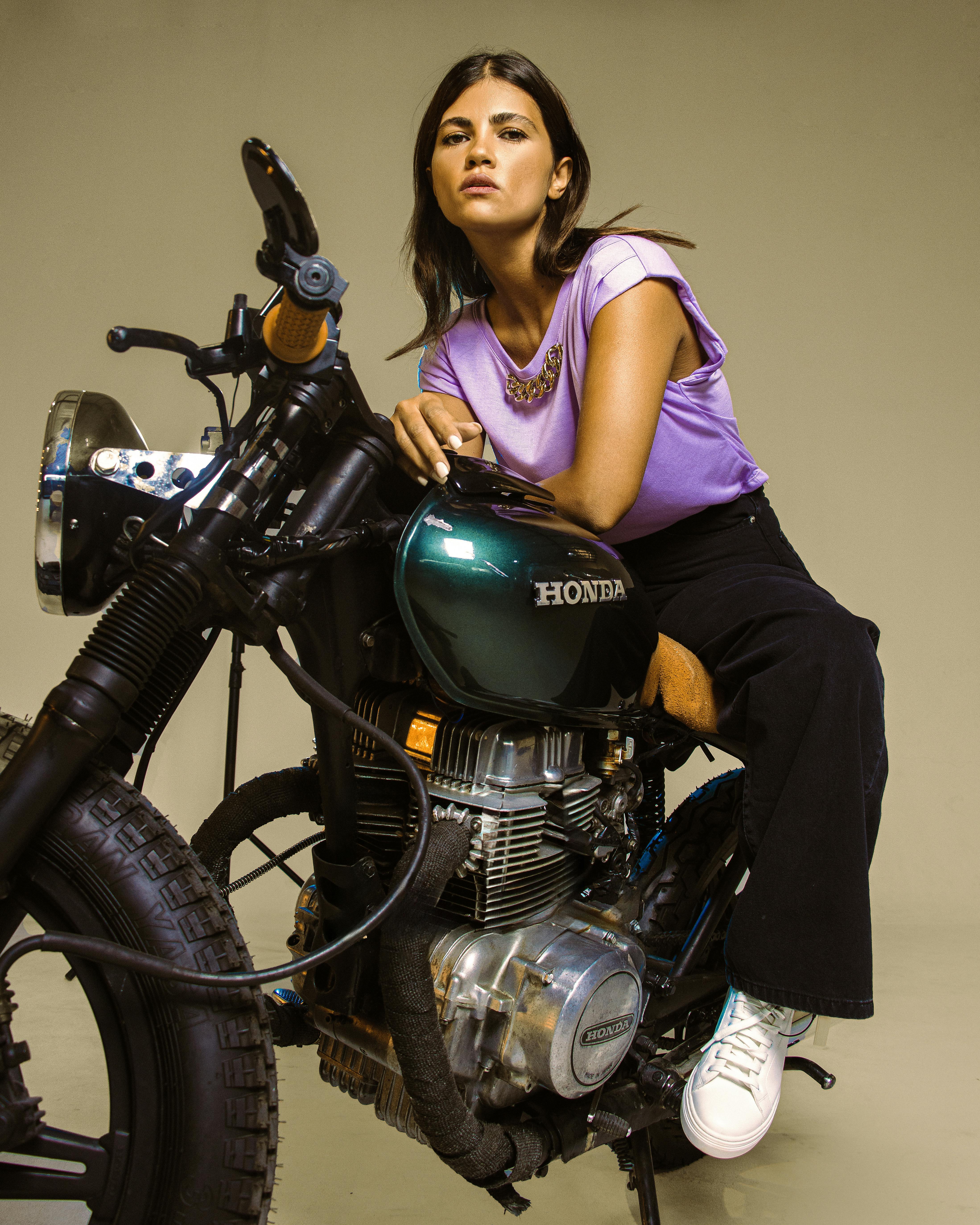 Gratis Seorang Gadis Cantik Dengan Gaya Kasual Mengendarai Sepeda Motor Foto Stok