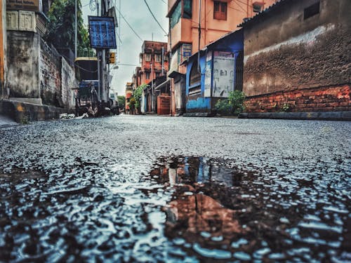 Kostenloses Stock Foto zu alte straße, asphalt, nach dem regen
