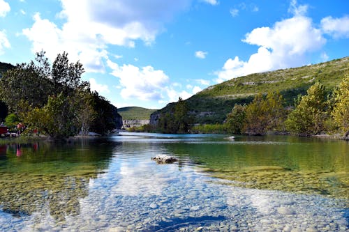 Specchio D'acqua Sotto Il Cielo Nuvoloso