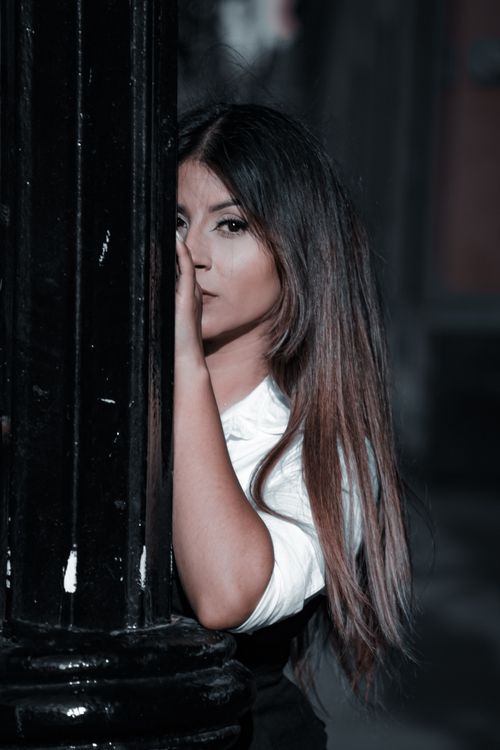 Free Elegant portrait of a young woman with long hair in a city setting, CDMX. Stock Photo