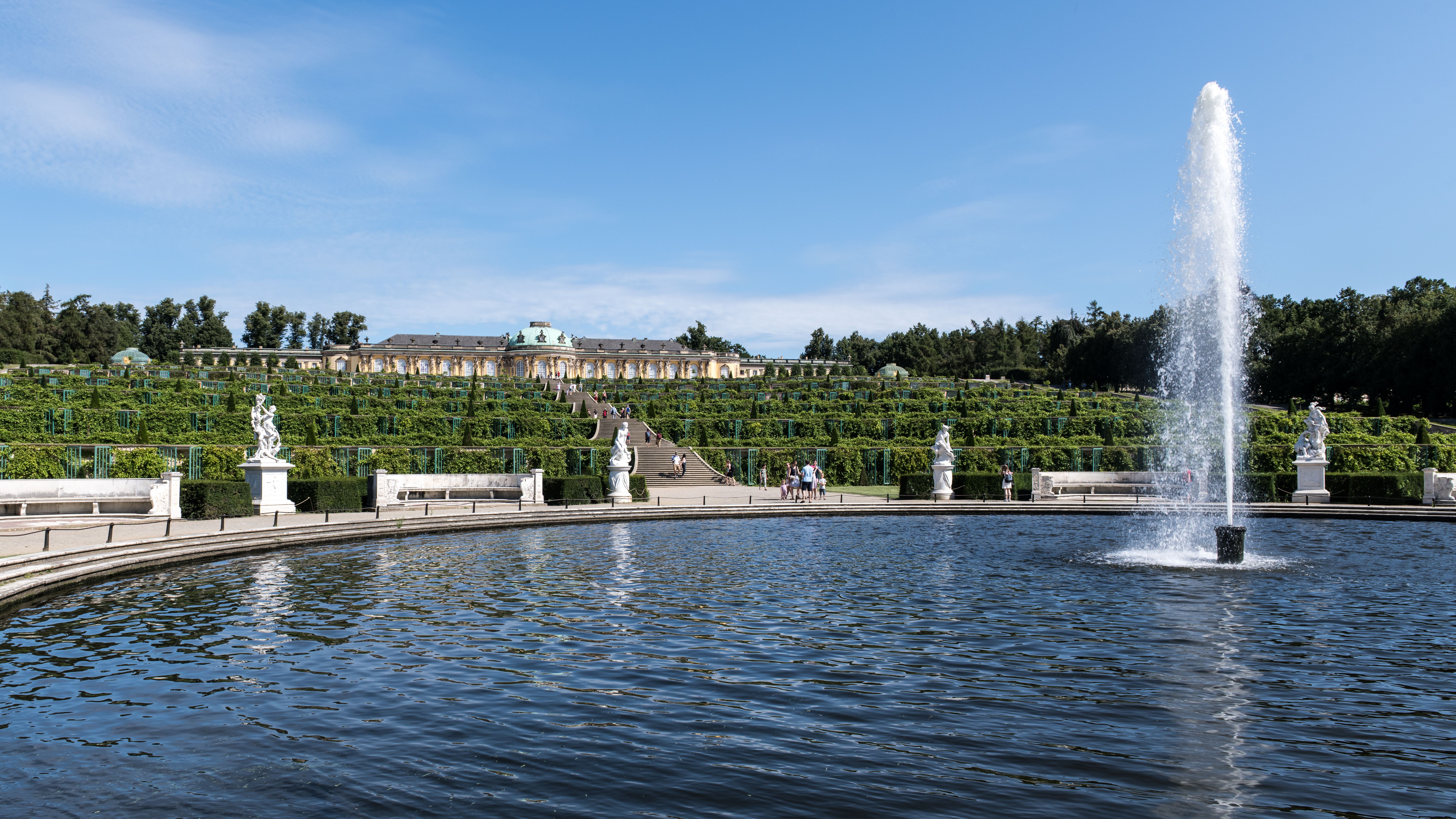 Barockes Schloss mit prachtvollen Gärten