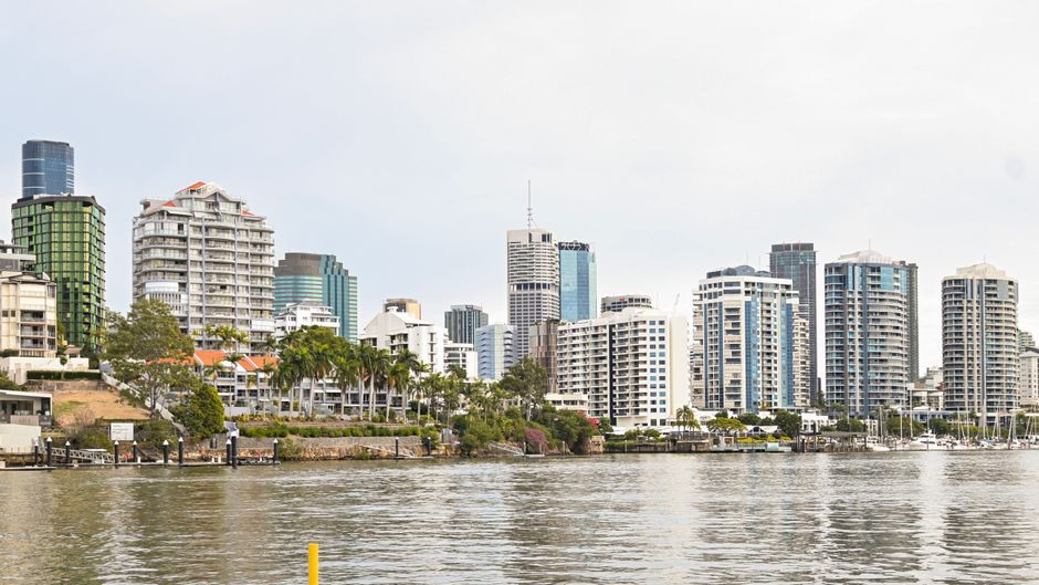 Fotomural Vista panorámica del horizonte de Brisbane con rascacielos modernos desde la perspectiva del frente del río.