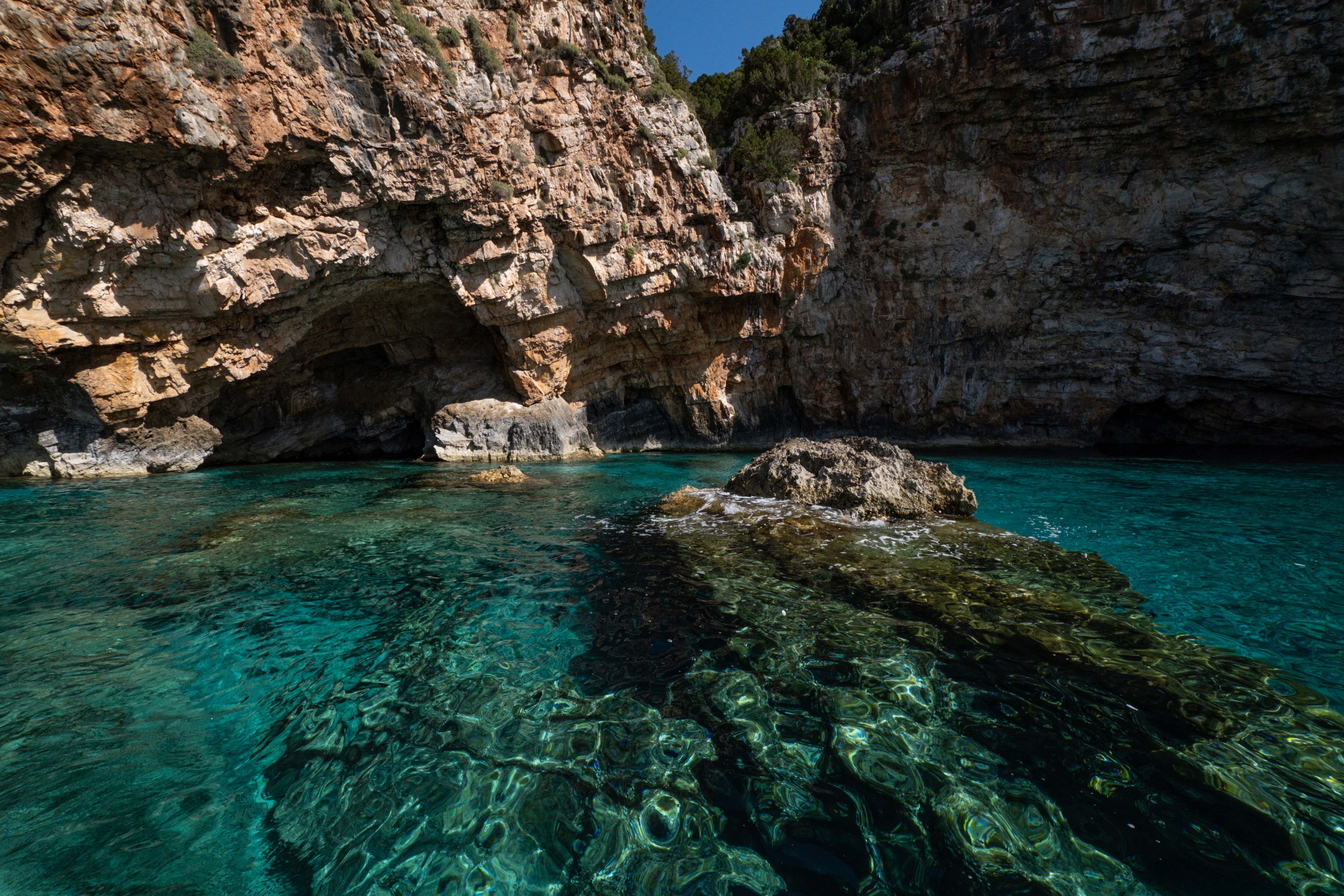 The blue water is clear and clear in the cave · Free Stock Photo