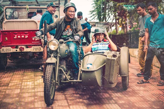 希隆的街景热闹非凡，人们正享受着老式摩托车和边车