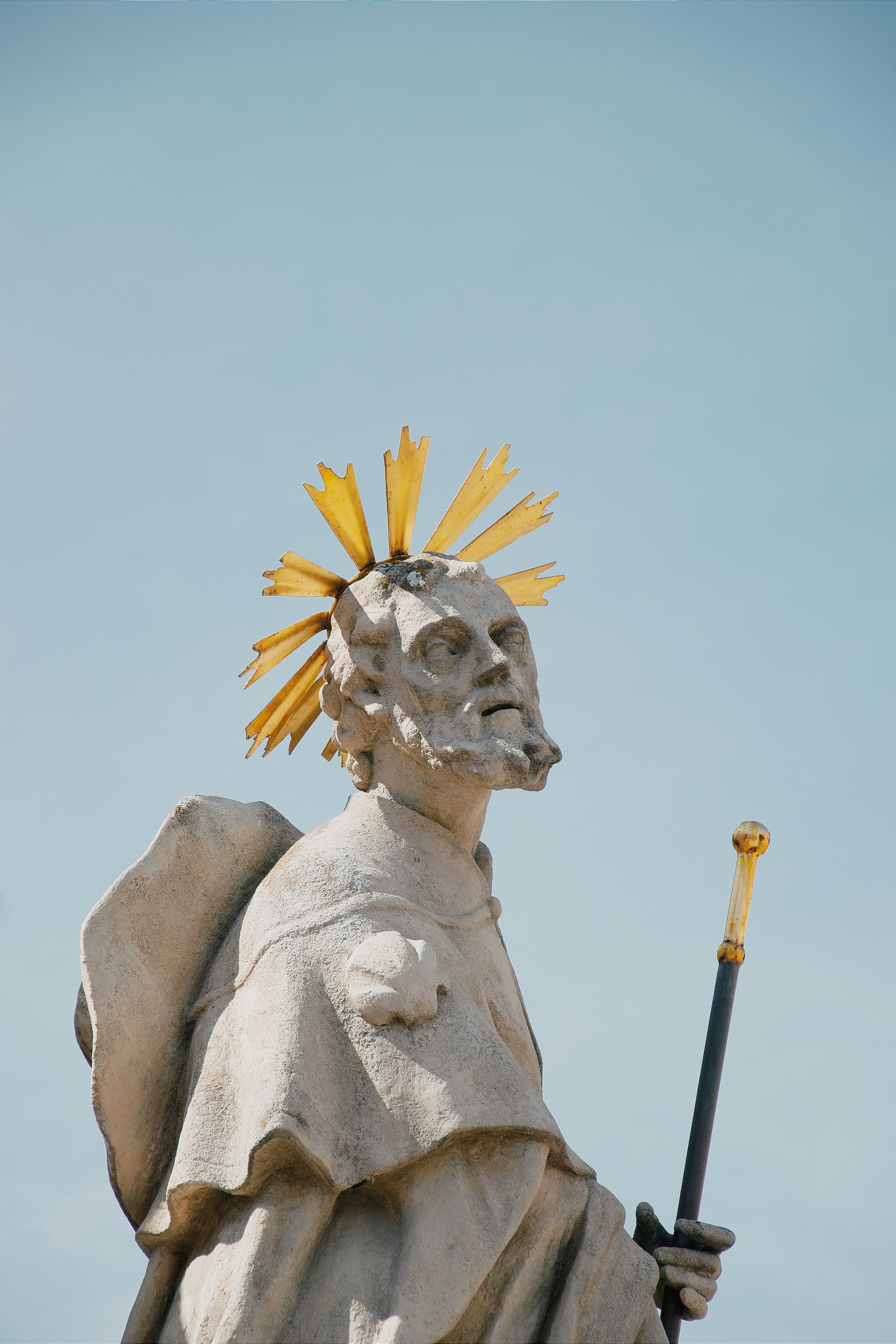 A statue of a man with a crown on his head · Free Stock Photo