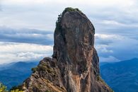 云雾缭绕的险峻石峰，展现了大自然的壮丽