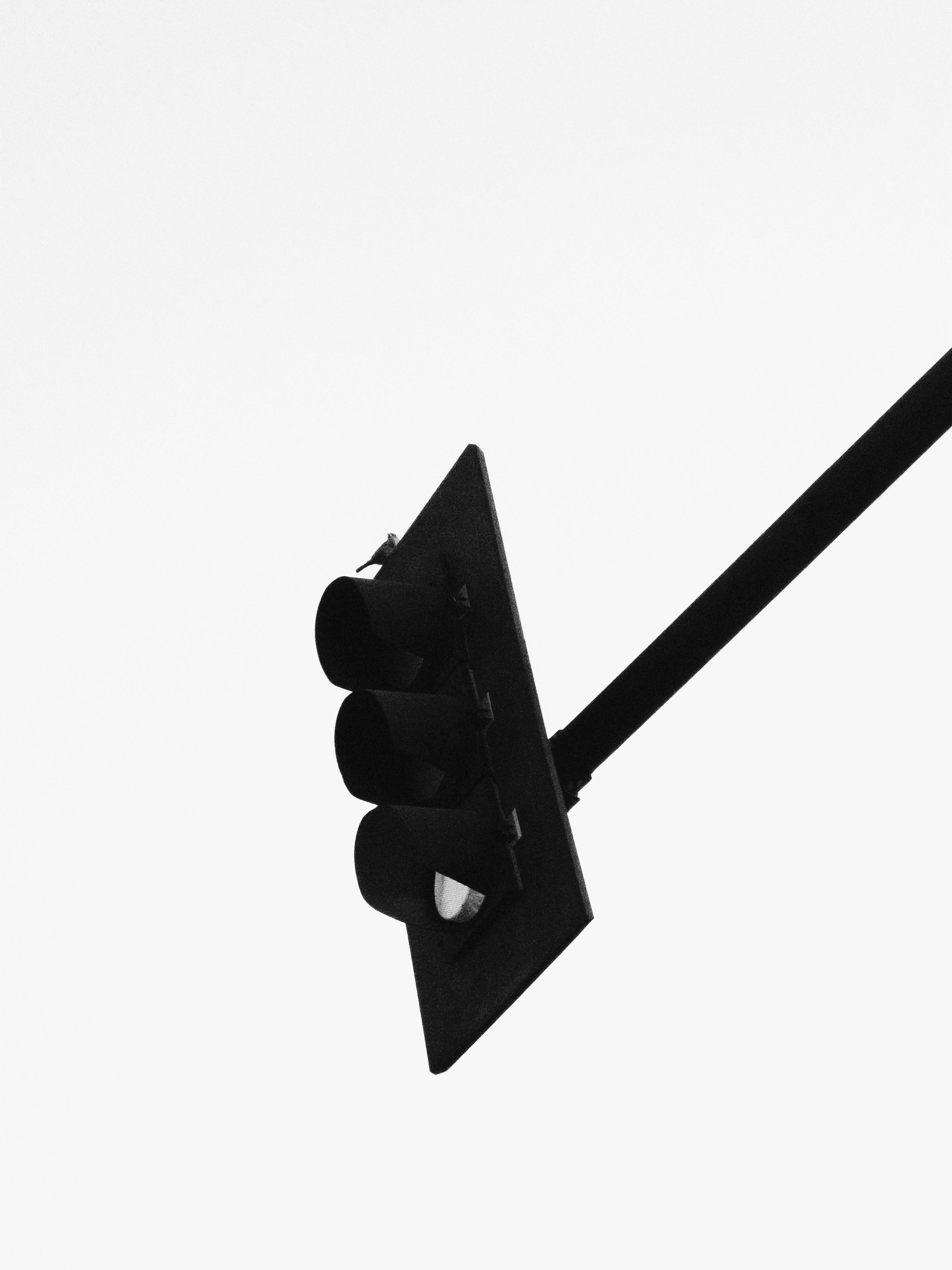 Free A minimalist photo of a traffic light against a clear sky, showcasing urban street elements. Stock Photo