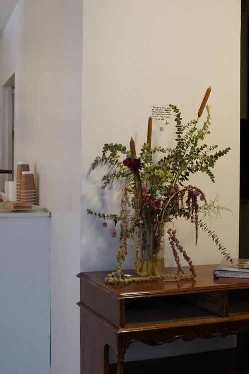 Free Charming interior featuring a rustic floral arrangement on a classic wooden table. Stock Photo
