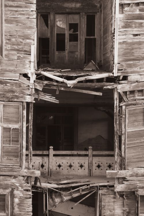 Free Eerie view of a derelict wooden house in İstanbul, showcasing decay and disrepair. Stock Photo