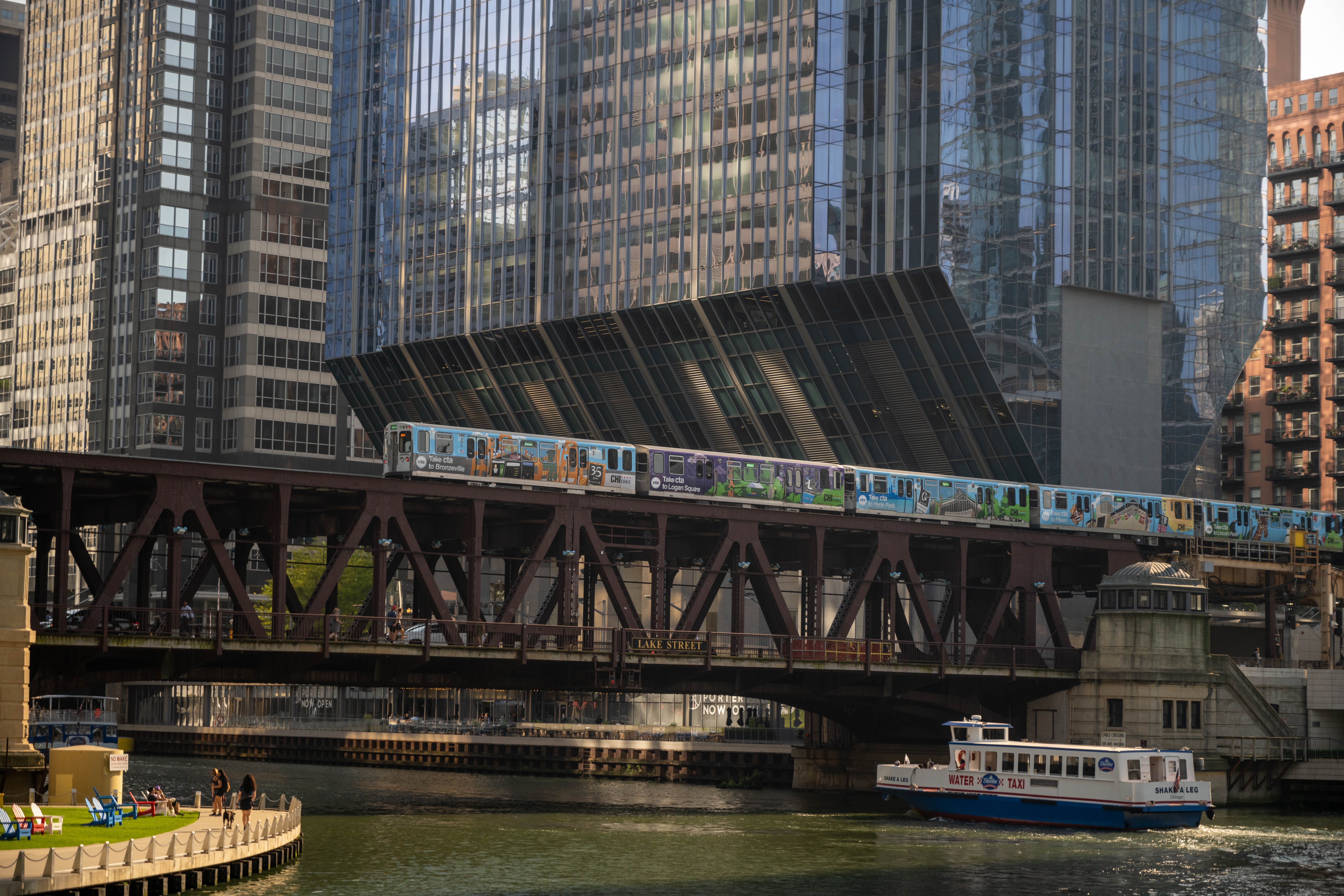 Downtown Chicago transit map and riverwalk connectivity