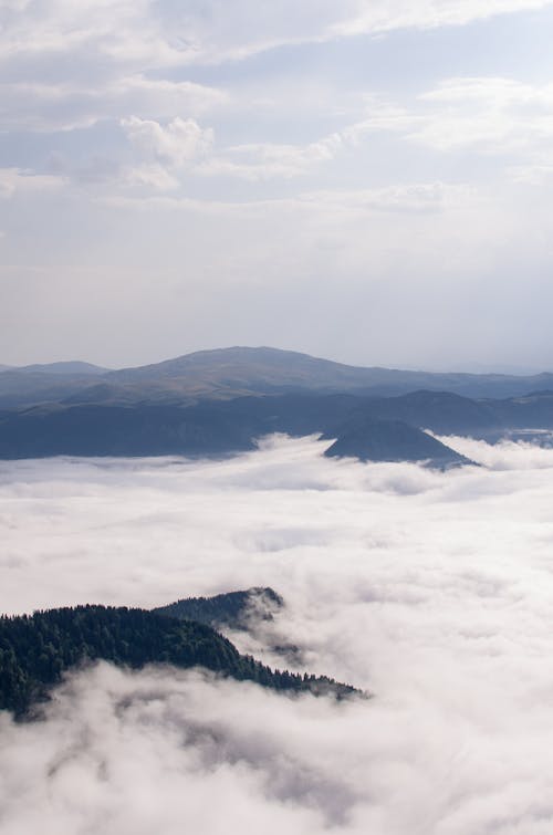 Foto Der Berge Bedeckt Mit Wolken