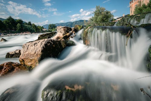 Покадровая фотография водопада в дневное время