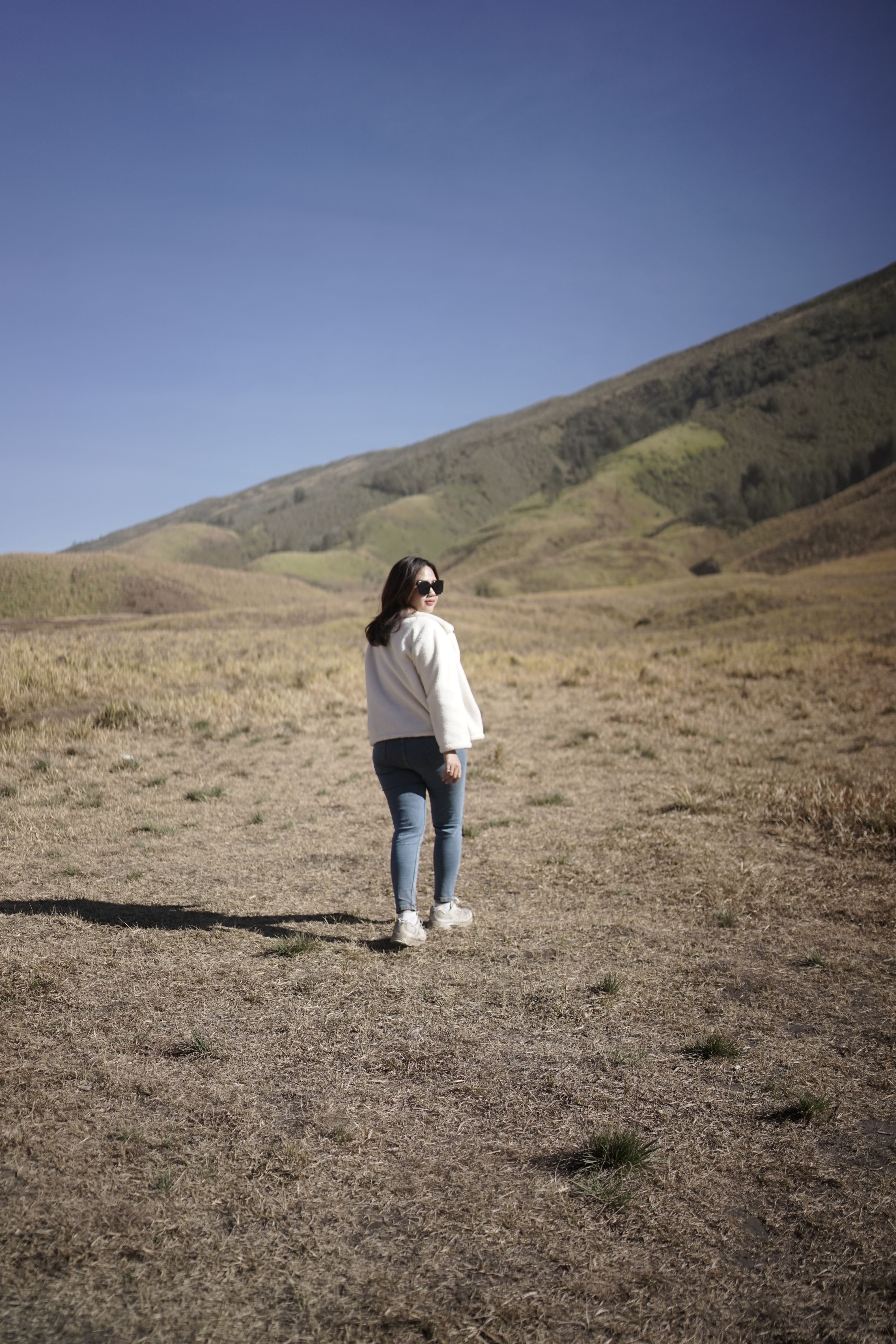 A woman standing in the middle of a field · Free Stock Photo