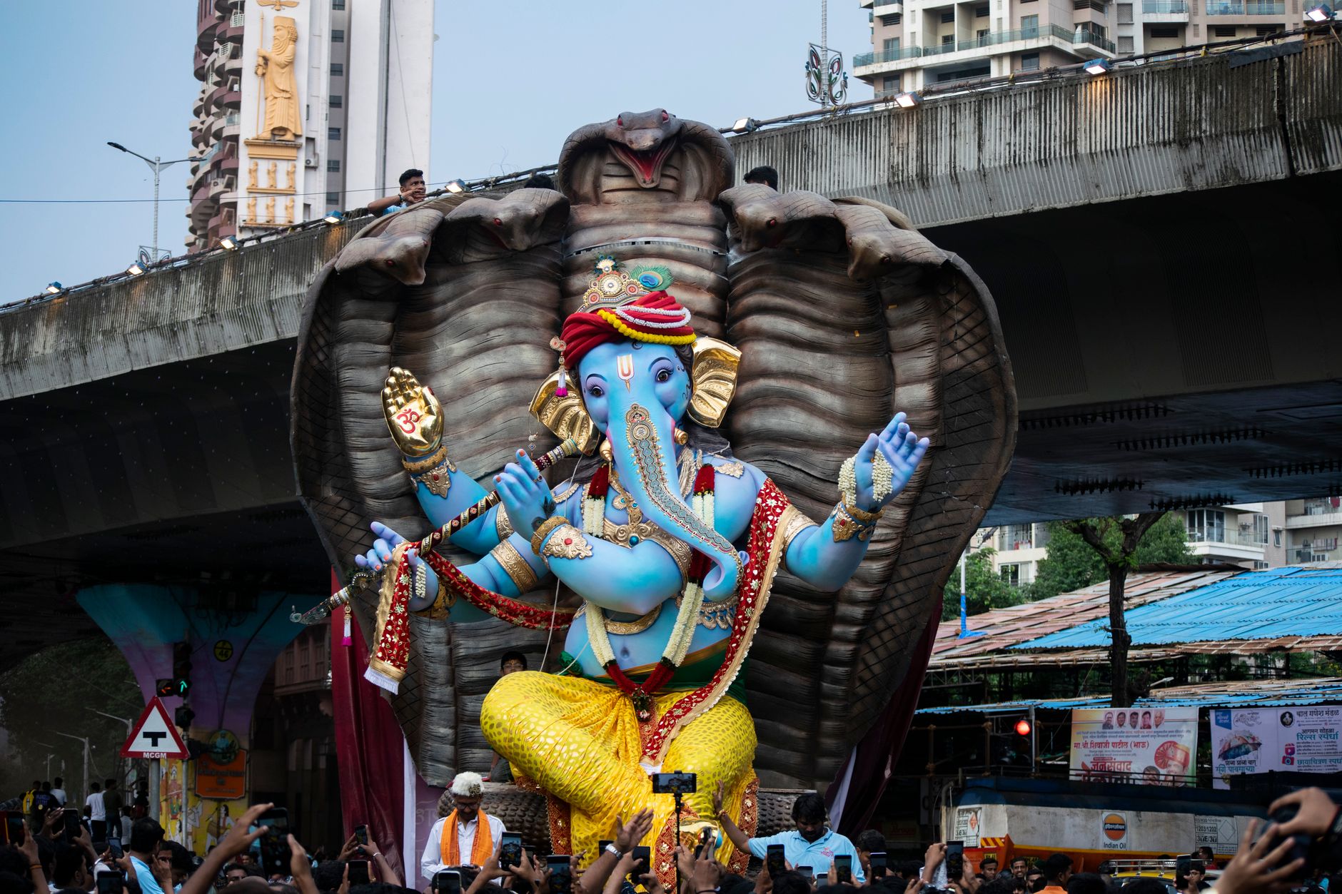 Featured image for the article: Mumbai's Lalbaugcha Raja mandal contests SHRC devotee complaint
