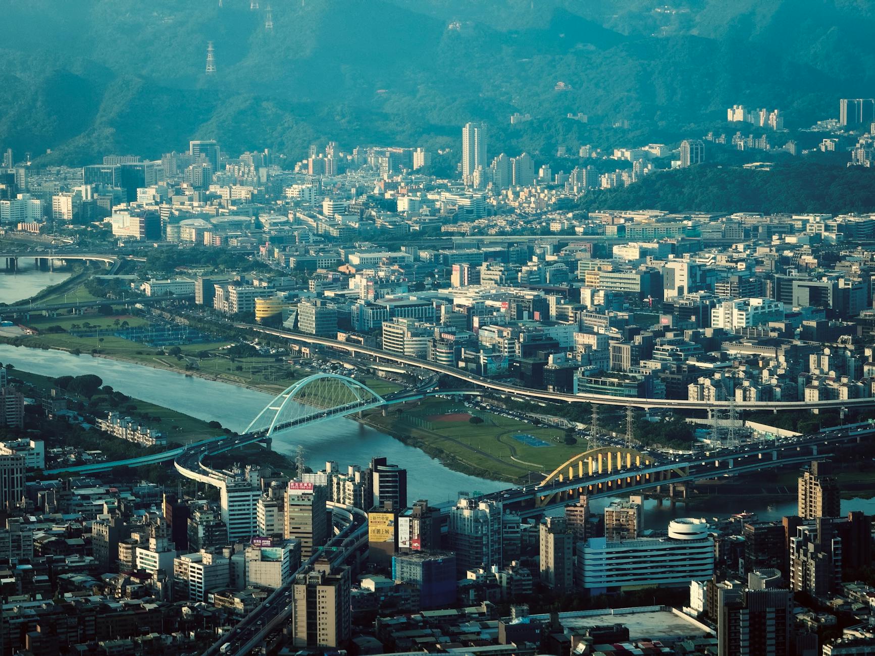 https://www.pexels.com/photo/taipei-aerial-shot-28111218/